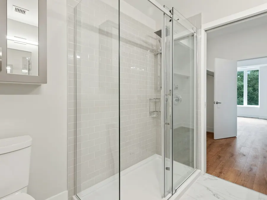 Frameless glass shower 01